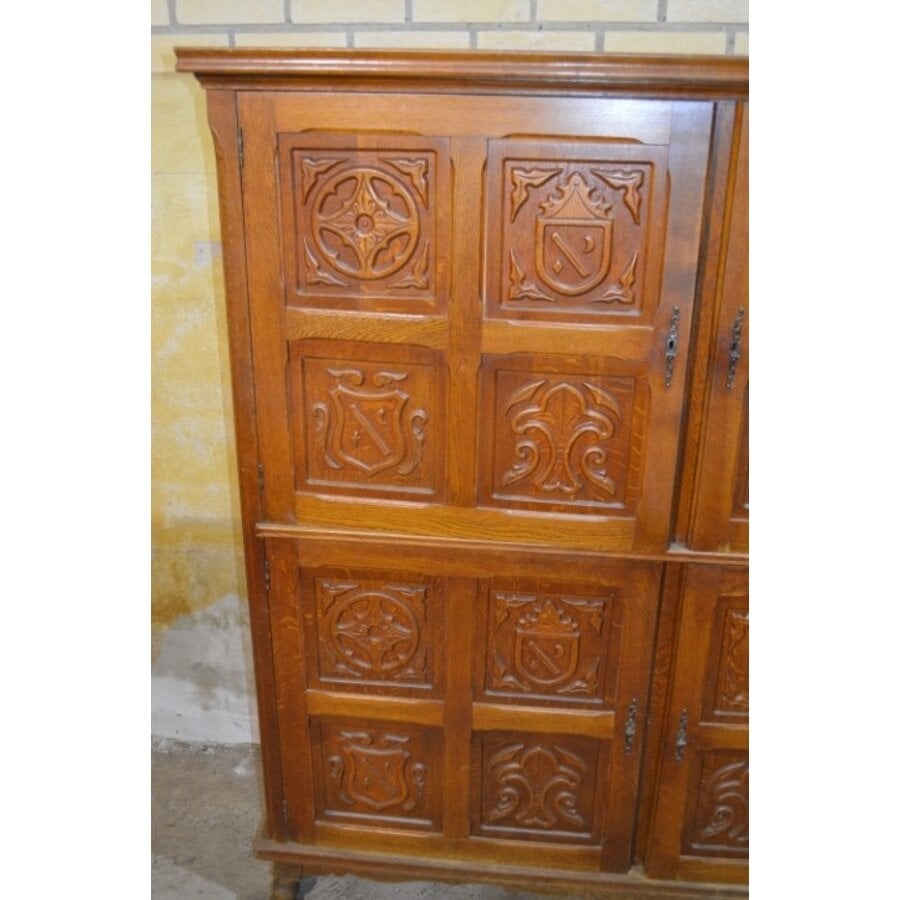Eiken kast met vier paneeldeuren met houtsnijwerk-4