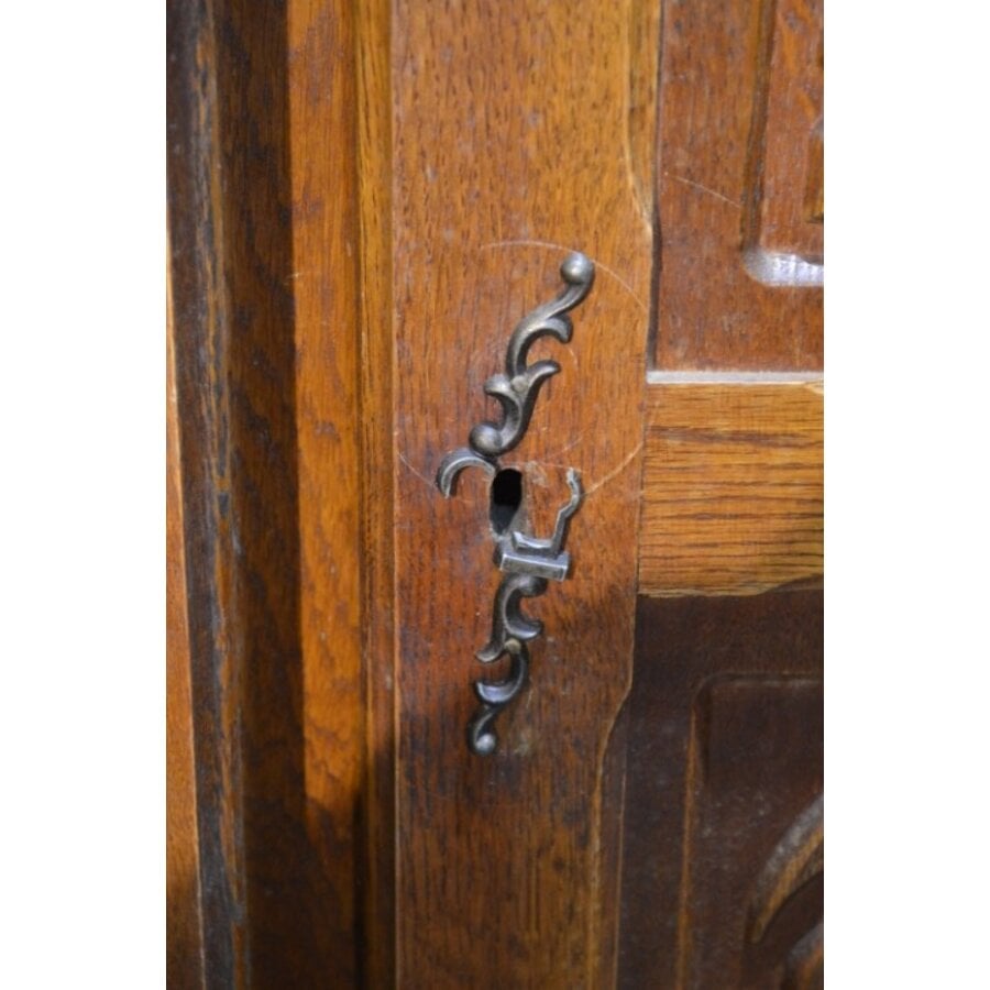 Eiken kast met vier paneeldeuren met houtsnijwerk-5