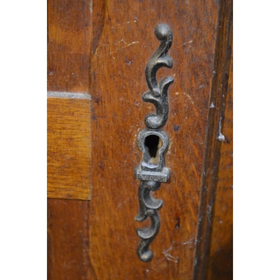 Eiken kast met vier paneeldeuren met houtsnijwerk-6