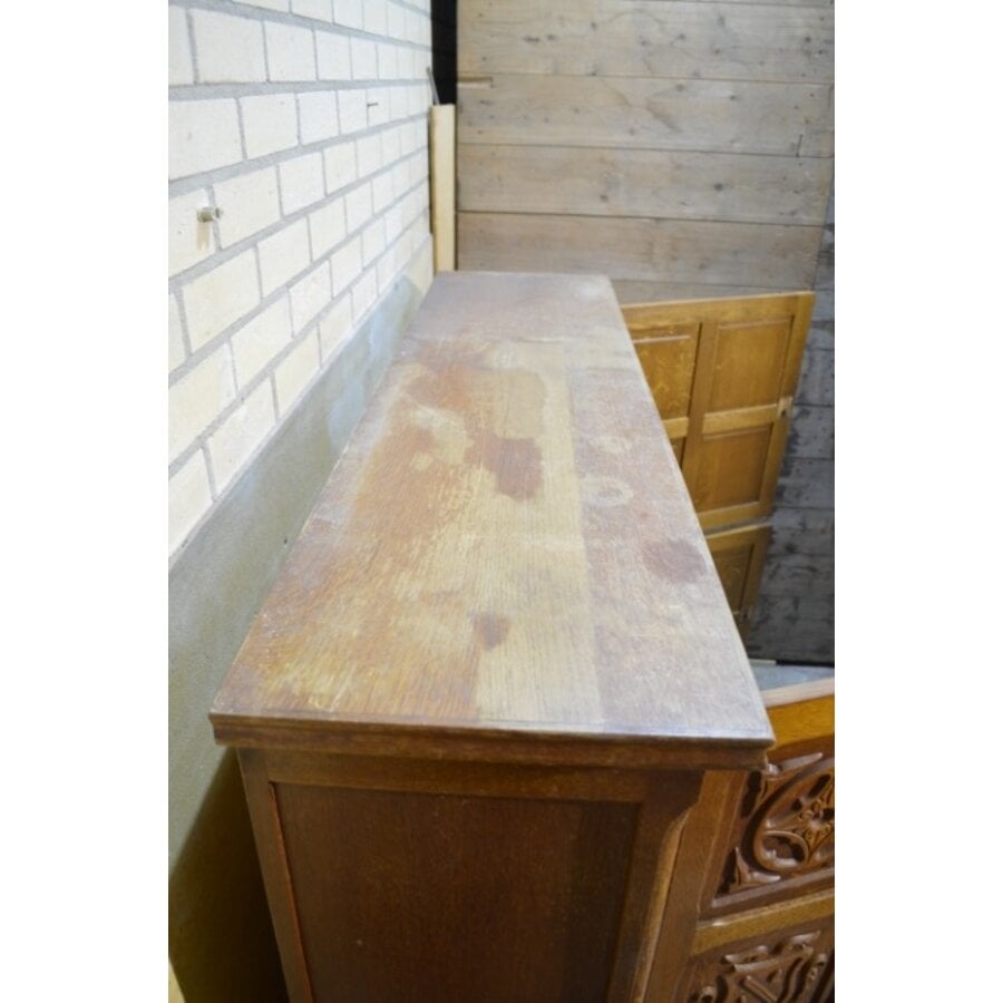 Eiken kast met vier paneeldeuren met houtsnijwerk-8