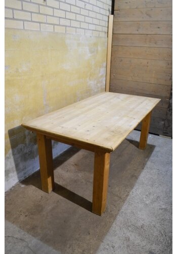 Grenenhouten eettafel 