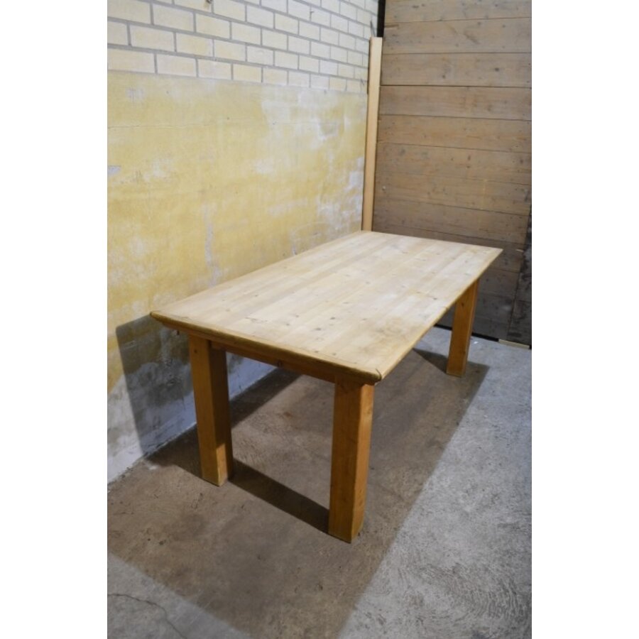 Lange grenenhouten eettafel met natuurlijke houtstructuur-1