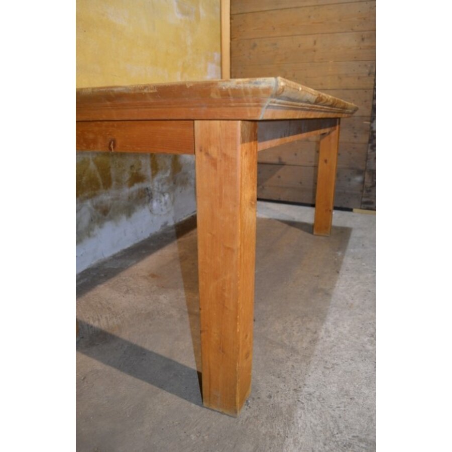 Lange grenenhouten eettafel met natuurlijke houtstructuur-2