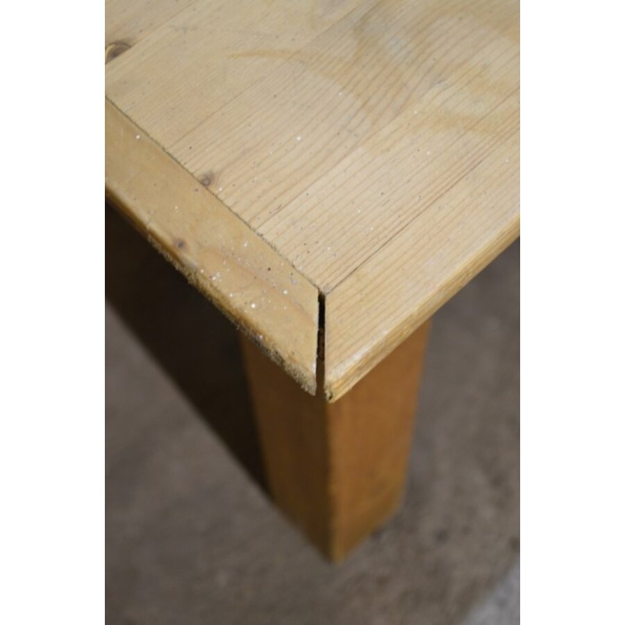Lange grenenhouten eettafel met natuurlijke houtstructuur-3