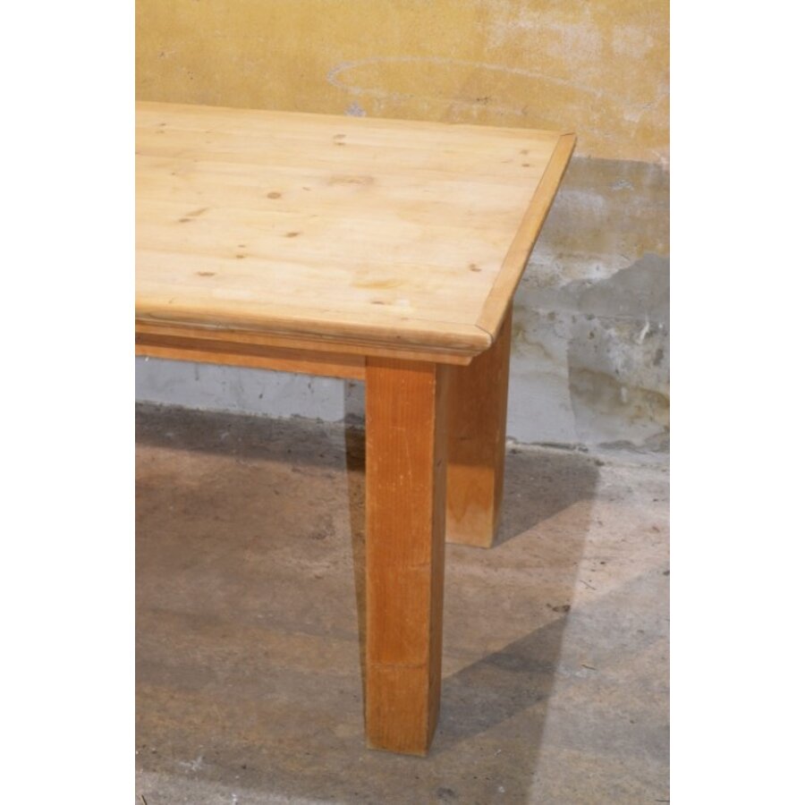 Lange grenenhouten eettafel met natuurlijke houtstructuur-5