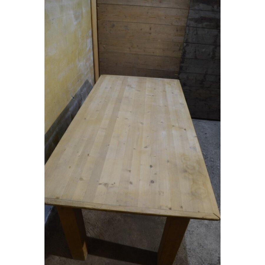 Lange grenenhouten eettafel met natuurlijke houtstructuur-6