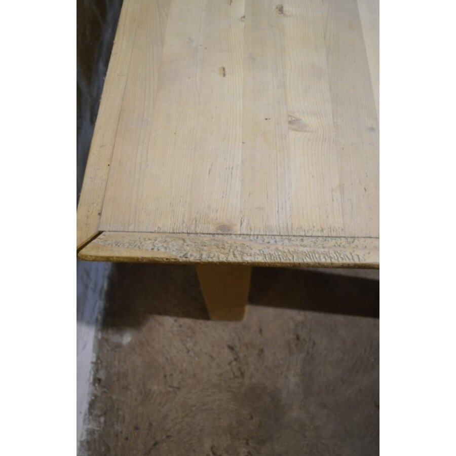 Lange grenenhouten eettafel met natuurlijke houtstructuur-7