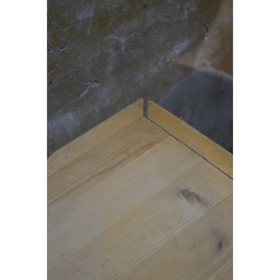 Lange grenenhouten eettafel met natuurlijke houtstructuur-9