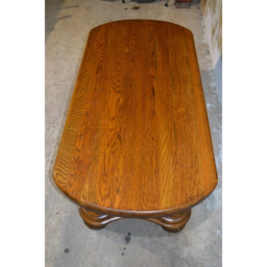 Massief eiken salontafel met ovaal blad en gebogen poten-7