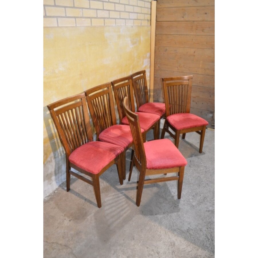 Set van 6 eiken vintage spijlenstoelen met rode stoffen zitting uit 1960-1