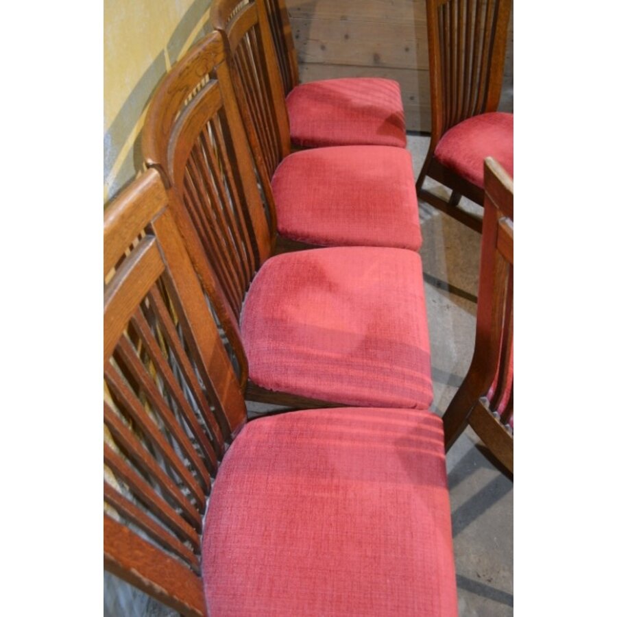 Set van 6 eiken vintage spijlenstoelen met rode stoffen zitting uit 1960-2