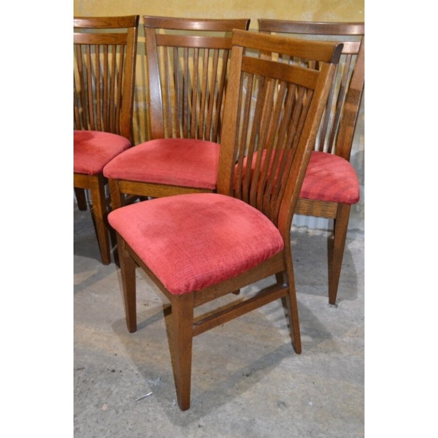 Set van 6 eiken vintage spijlenstoelen met rode stoffen zitting uit 1960-4