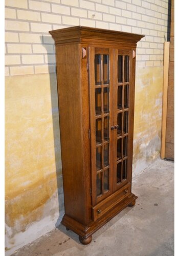 Donker eiken vitrinekast 