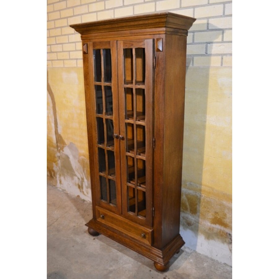 Donker eiken vitrinekast met lade-3