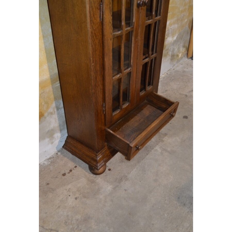 Donker eiken vitrinekast met lade-4