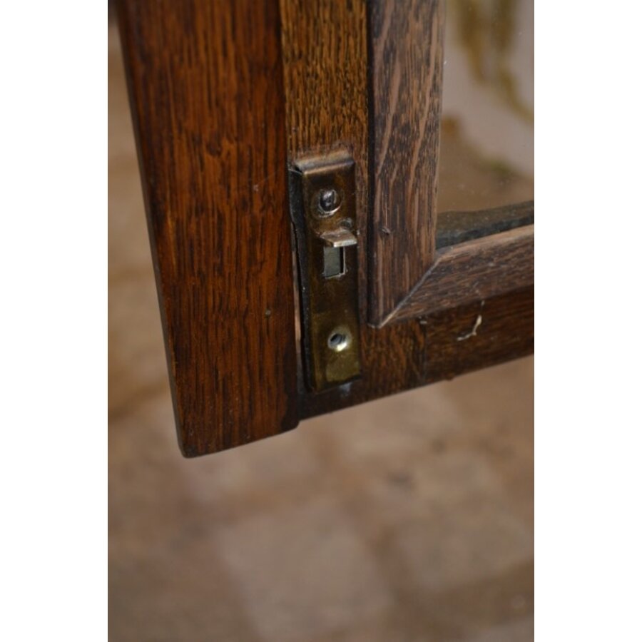 Donker eiken vitrinekast met lade-6