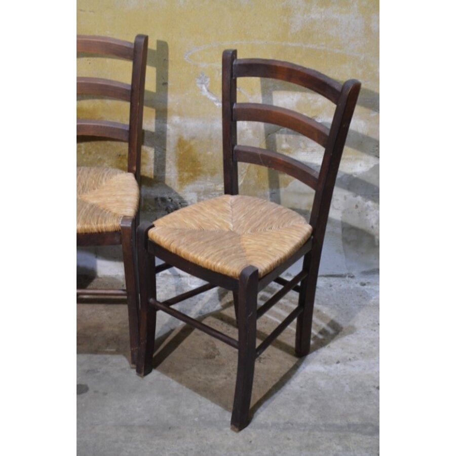 Set van 4 landelijke donker houten keukenstoelen met biezen zitting-4