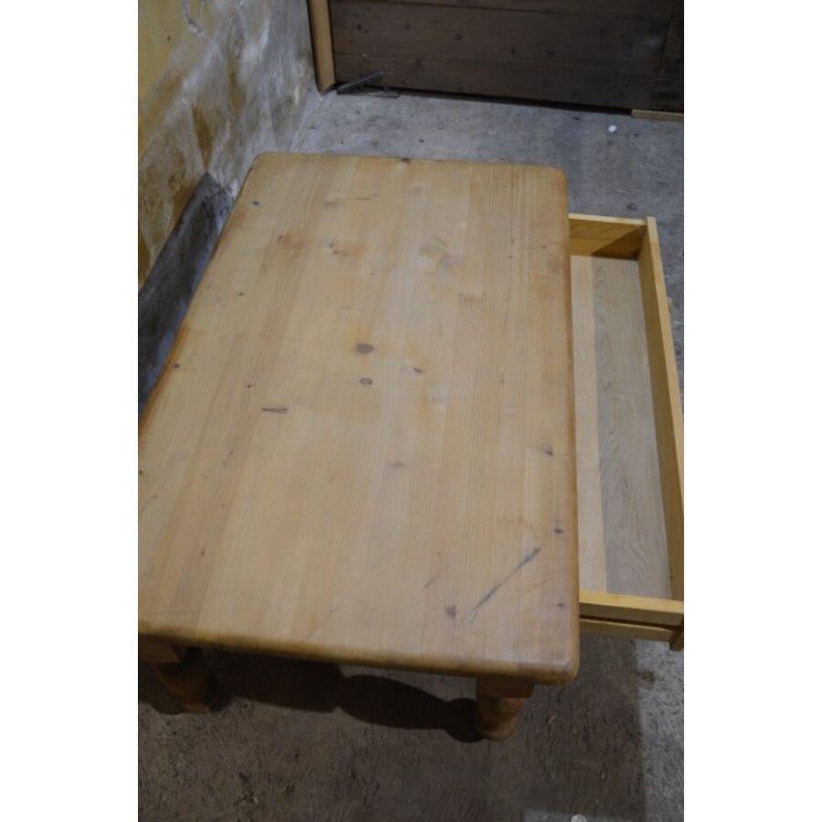 Grenen salontafel met lade en gedraaide poten-5