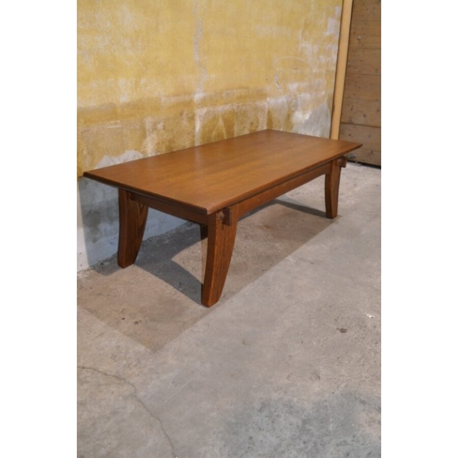 Massief donker eiken salontafel met sierlijke poten-1