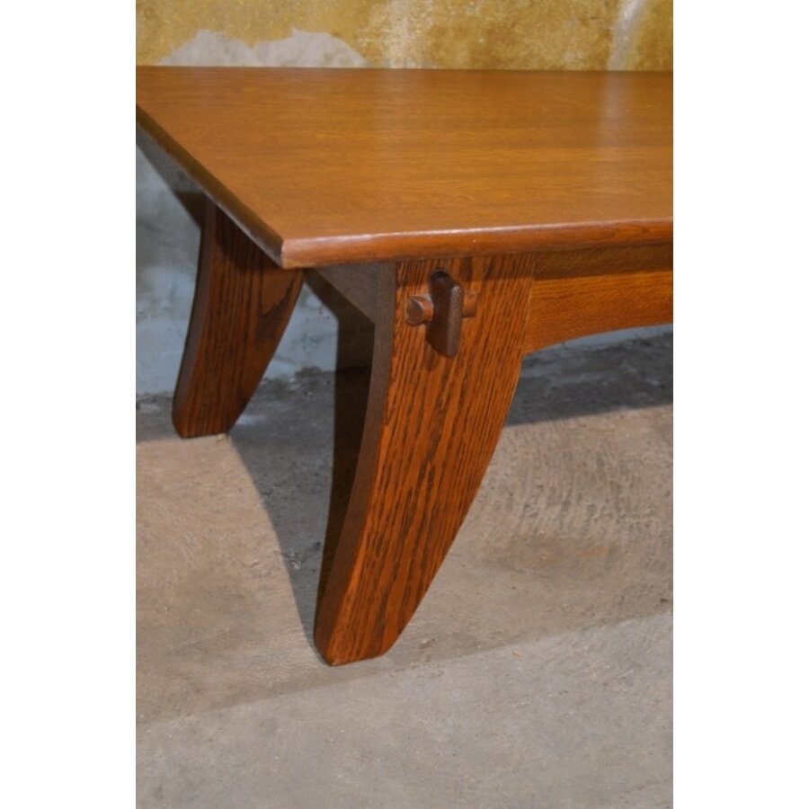 Massief donker eiken salontafel met sierlijke poten-2