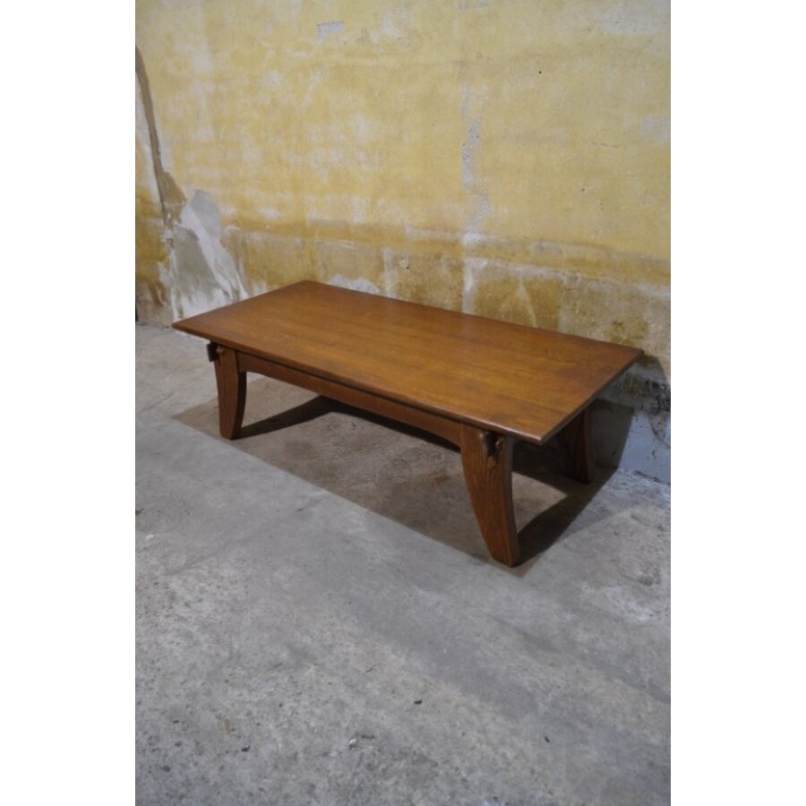 Massief donker eiken salontafel met sierlijke poten-3