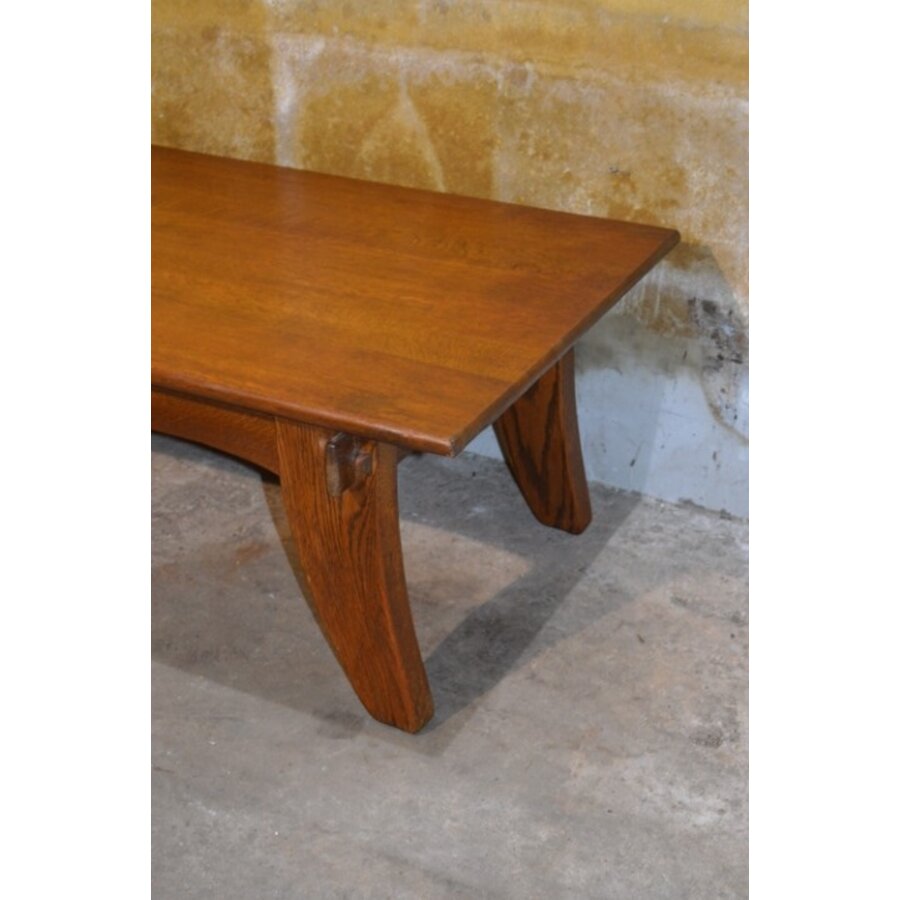 Massief donker eiken salontafel met sierlijke poten-4