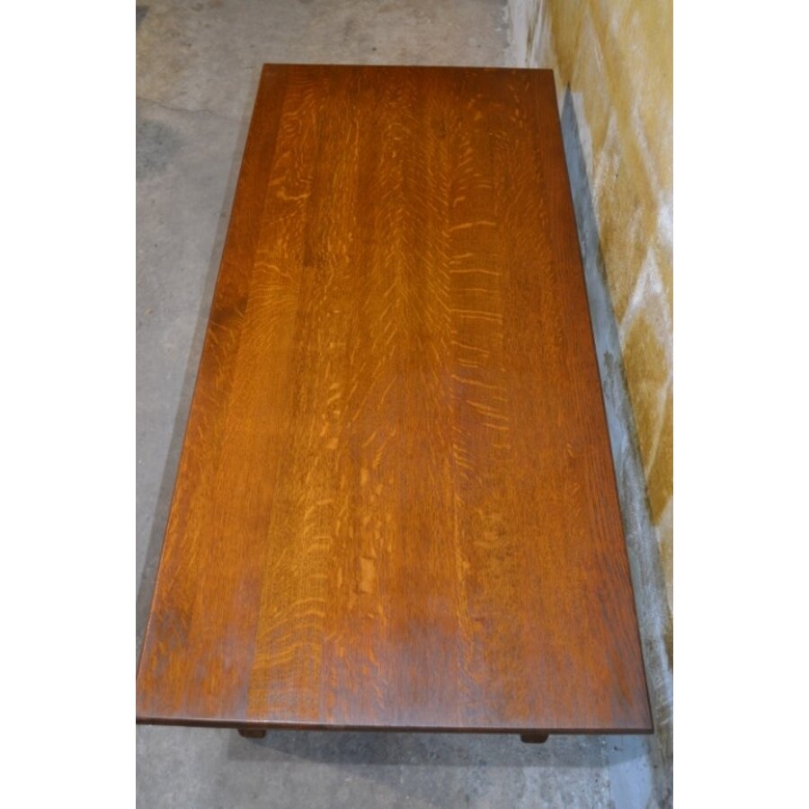 Massief donker eiken salontafel met sierlijke poten-5