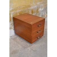 thumb-Mid century ladekast van teak fineer op wieltjes met metalen handgrepen-1