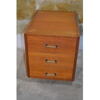 thumb-Mid century ladekast van teak fineer op wieltjes met metalen handgrepen-2
