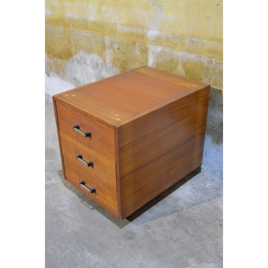 Mid century ladekast van teak fineer op wieltjes met metalen handgrepen-3