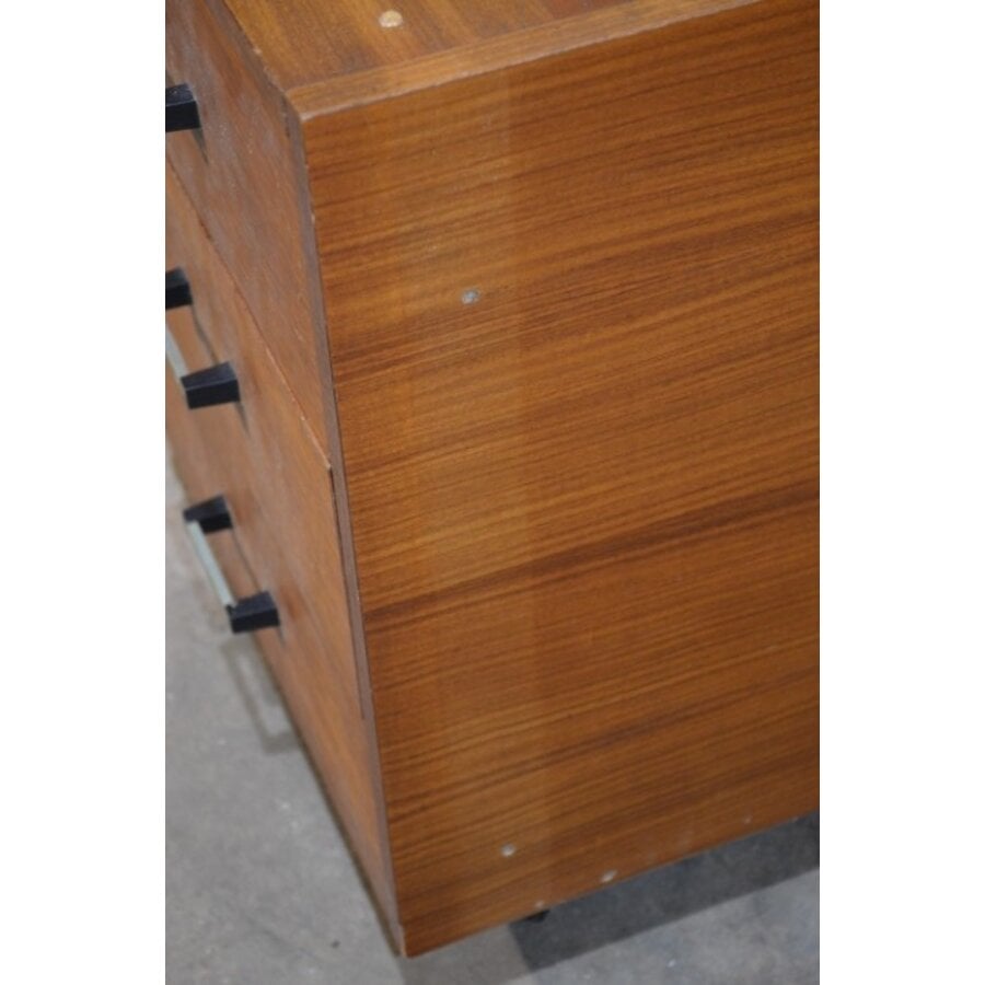 Mid century ladekast van teak fineer op wieltjes met metalen handgrepen-4