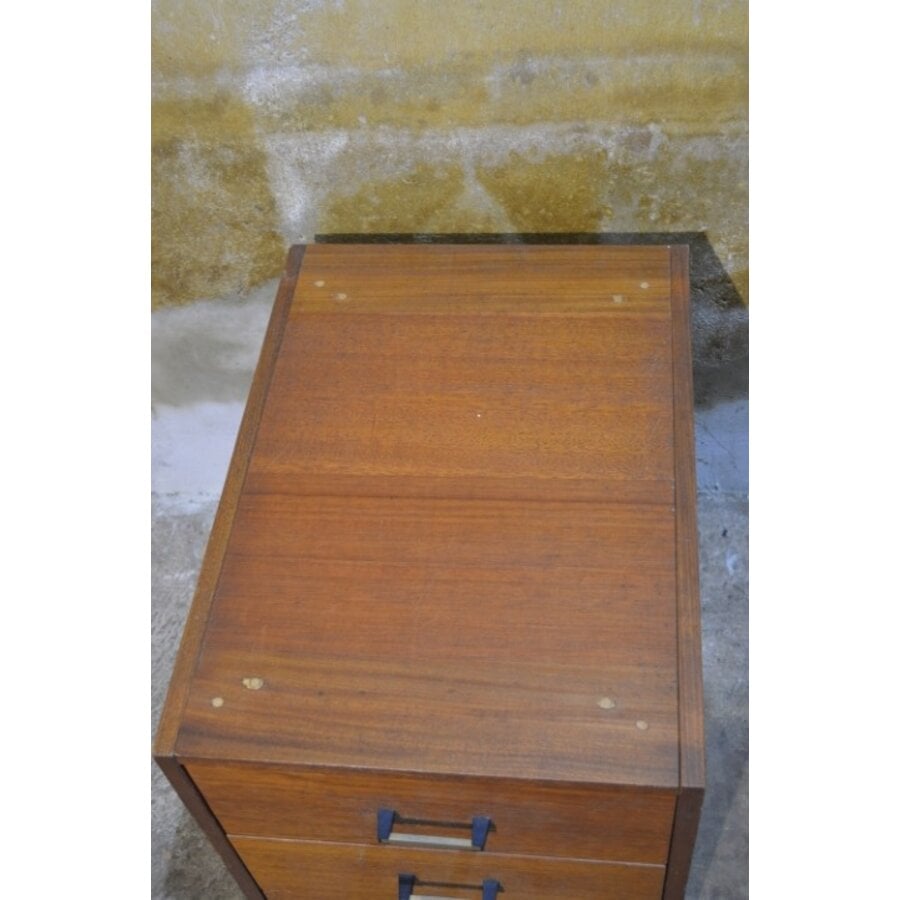 Mid century ladekast van teak fineer op wieltjes met metalen handgrepen-6