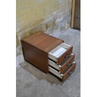 thumb-Mid century ladekast van teak fineer op wieltjes met metalen handgrepen-7