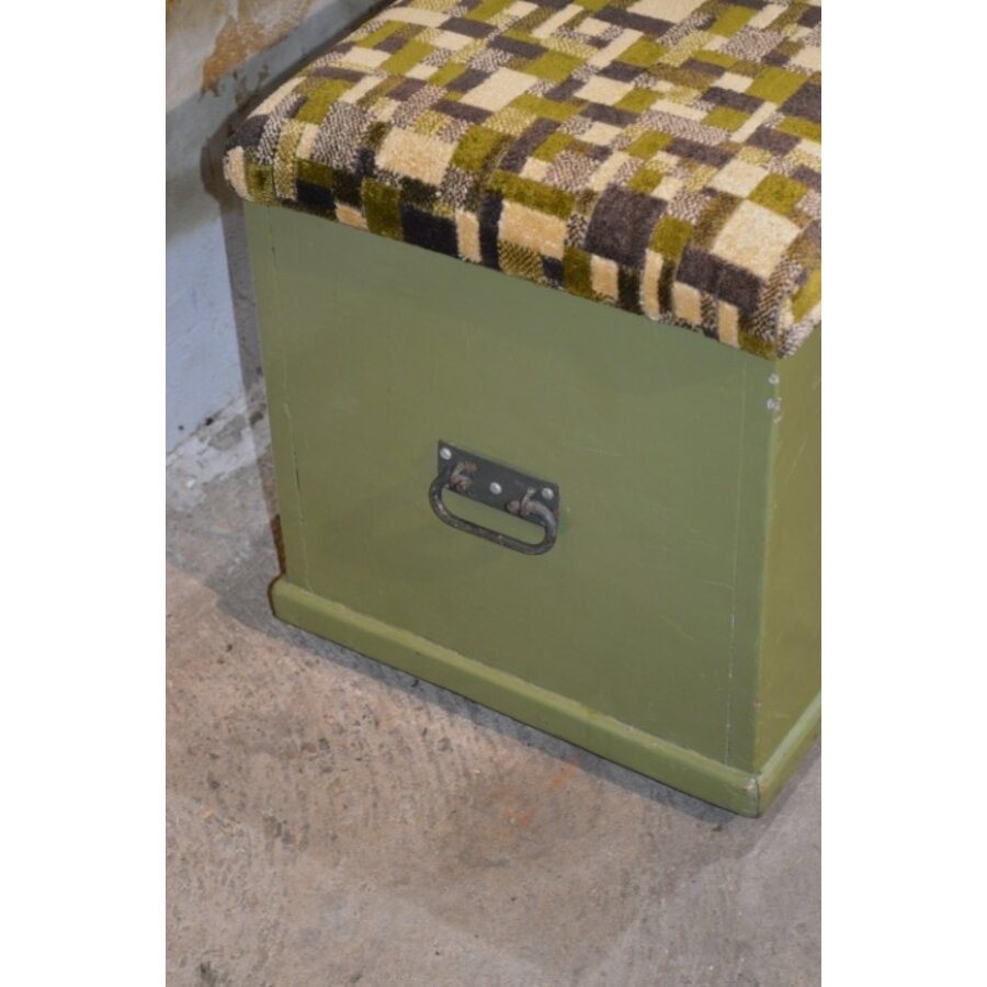 Oude grenen zitkist in groen met beklede deksel en opbergruimte-2