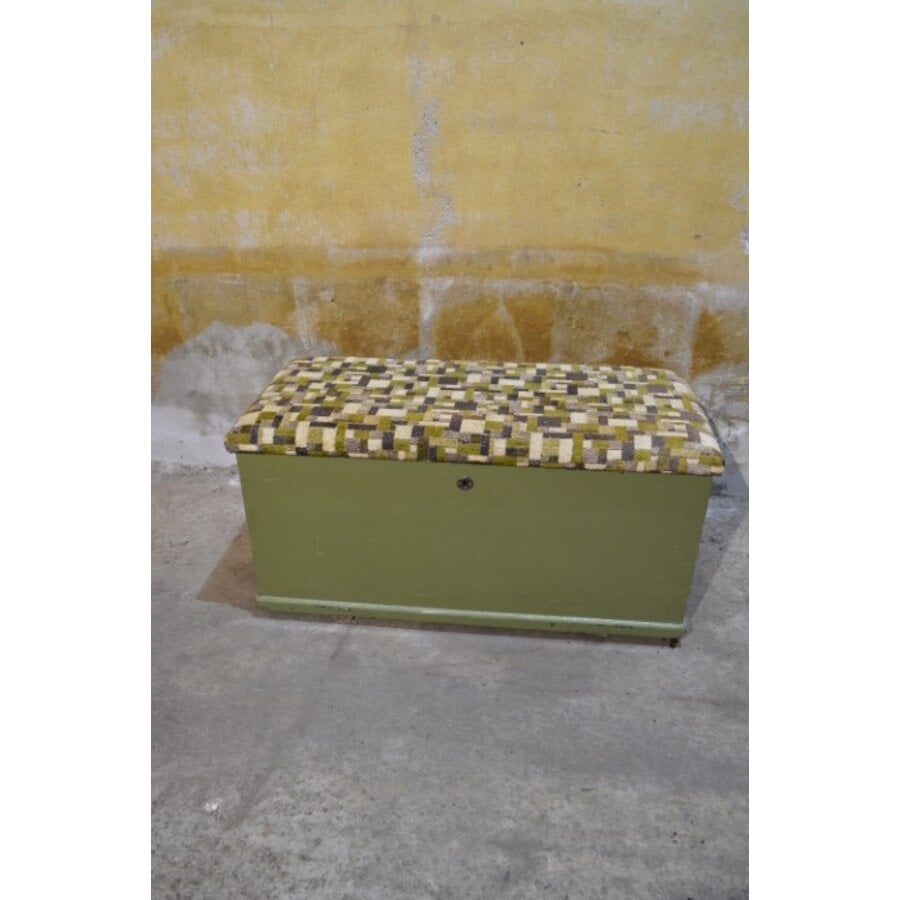 Oude grenen zitkist in groen met beklede deksel en opbergruimte-4