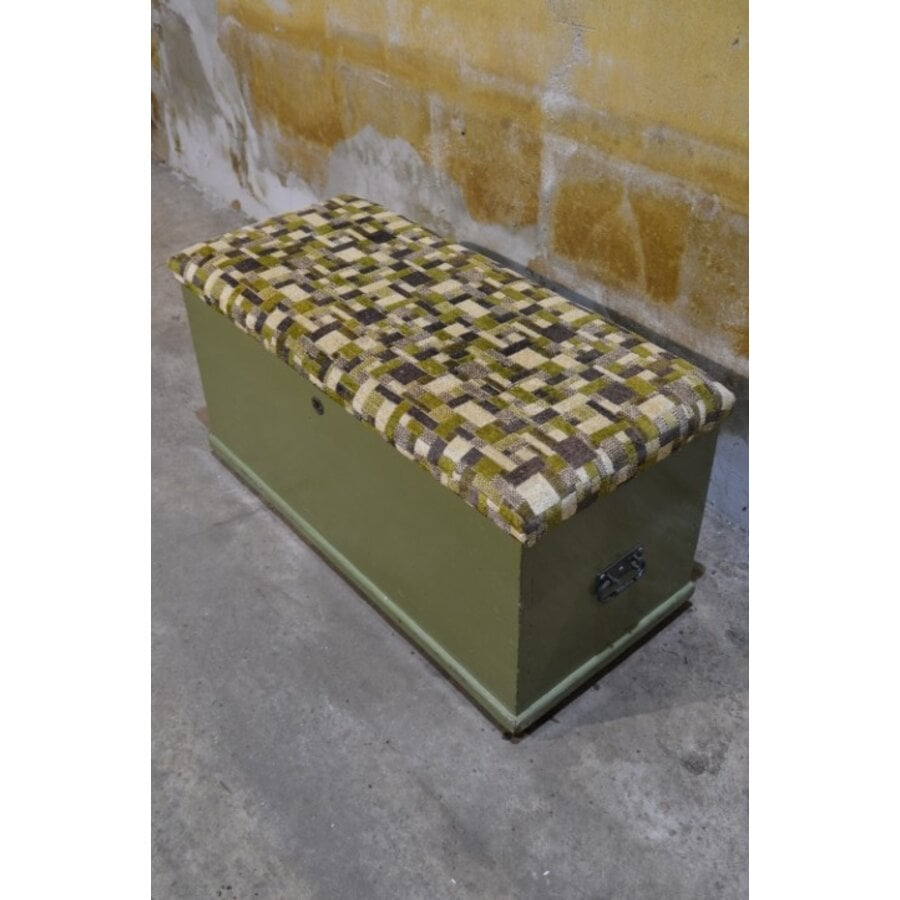 Oude grenen zitkist in groen met beklede deksel en opbergruimte-5