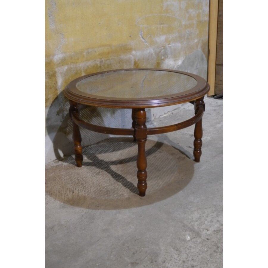 Ronde salontafel van notenhout met glazen blad en rotan webbing-2