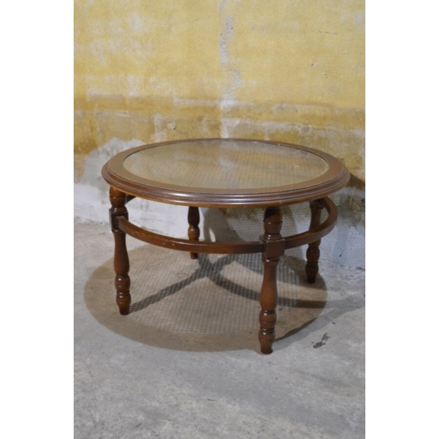Ronde salontafel van notenhout met glazen blad en rotan webbing-3