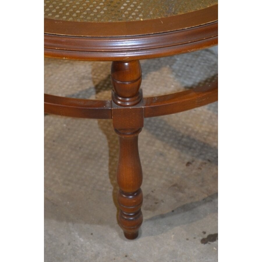 Ronde salontafel van notenhout met glazen blad en rotan webbing-4