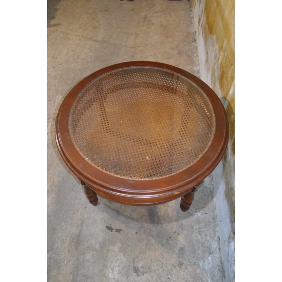 Ronde salontafel van notenhout met glazen blad en rotan webbing-5