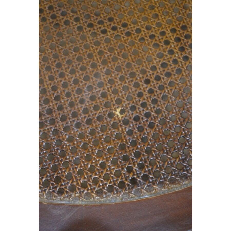 Ronde salontafel van notenhout met glazen blad en rotan webbing-6