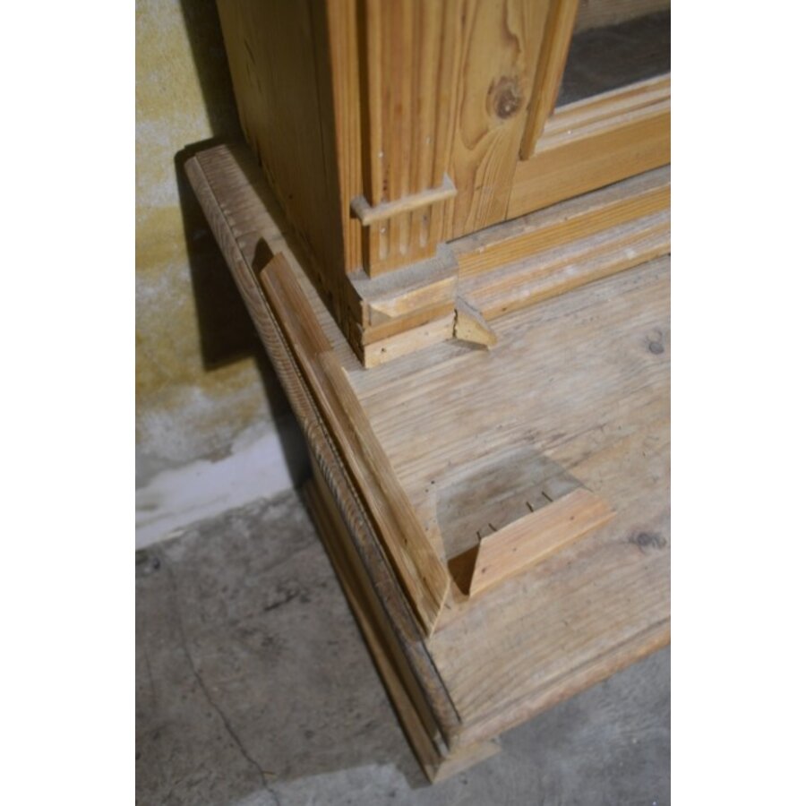 Antiek grenen vitrinekast met onderkast en 8 lades-2