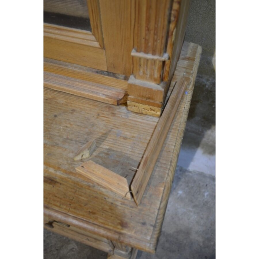 Antiek grenen vitrinekast met onderkast en 8 lades-3