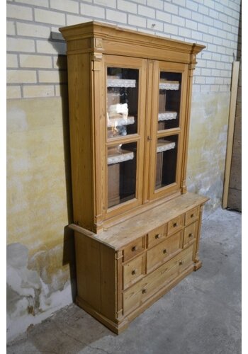 Antiek grenen Vitrinekast met werk 