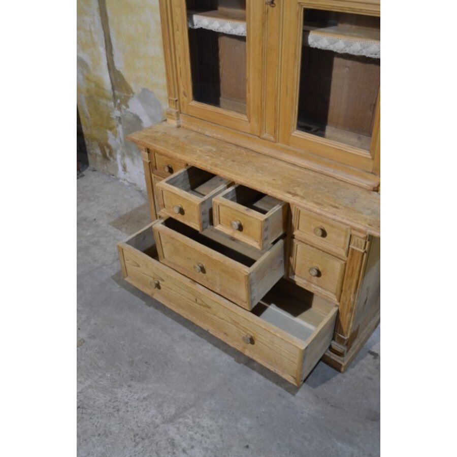 Antiek grenen vitrinekast met onderkast en 8 lades-7