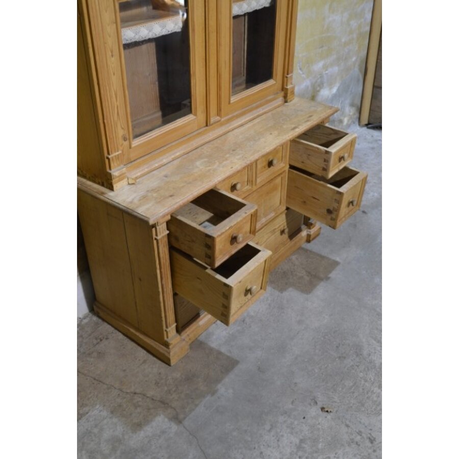 Antiek grenen vitrinekast met onderkast en 8 lades-8