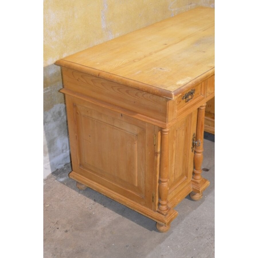 Massief grenen bureau met laden en zijkasten circa 1910-3