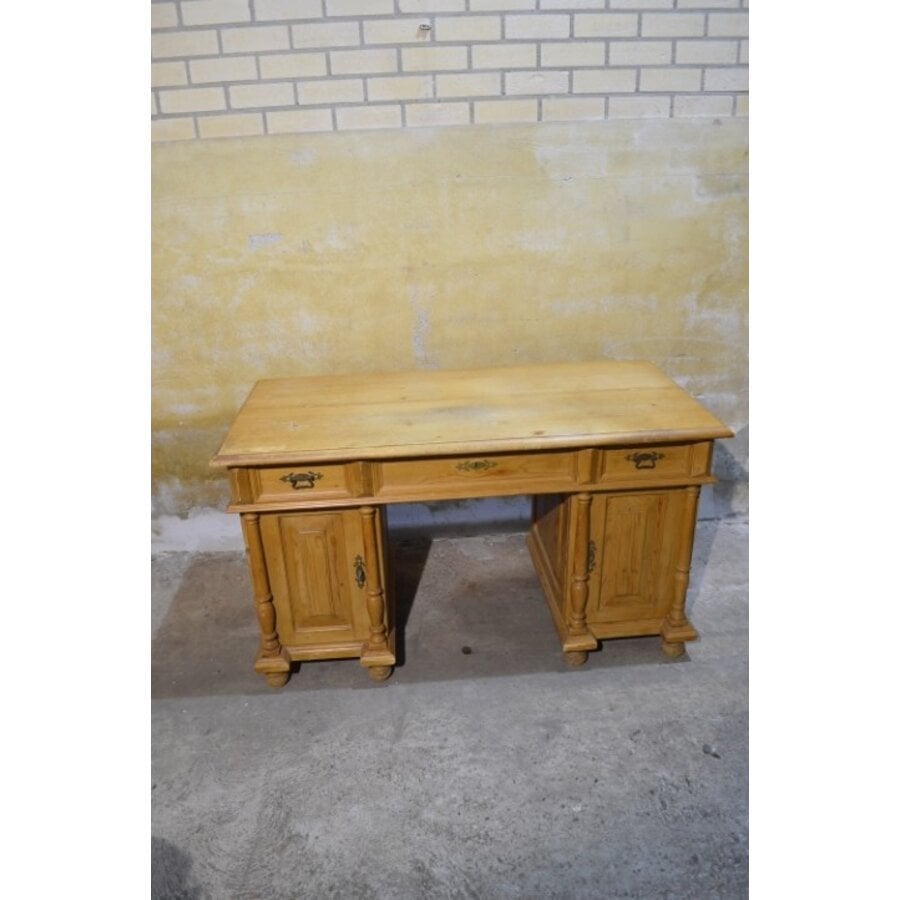 Massief grenen bureau met laden en zijkasten circa 1910-1