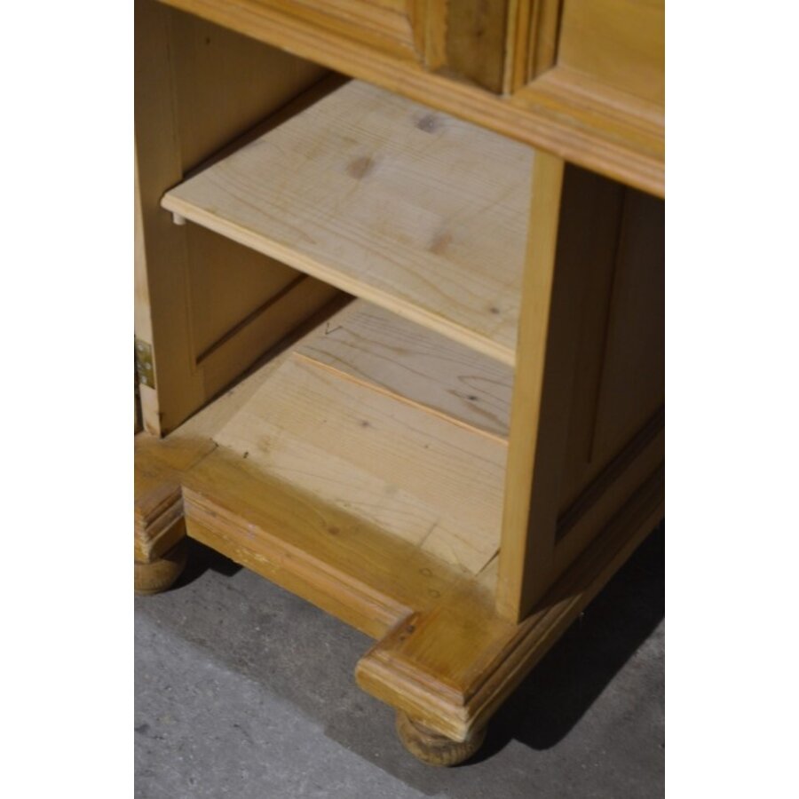 Massief grenen bureau met laden en zijkasten circa 1910-7