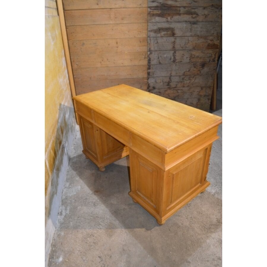 Massief grenen bureau met laden en zijkasten circa 1910-10